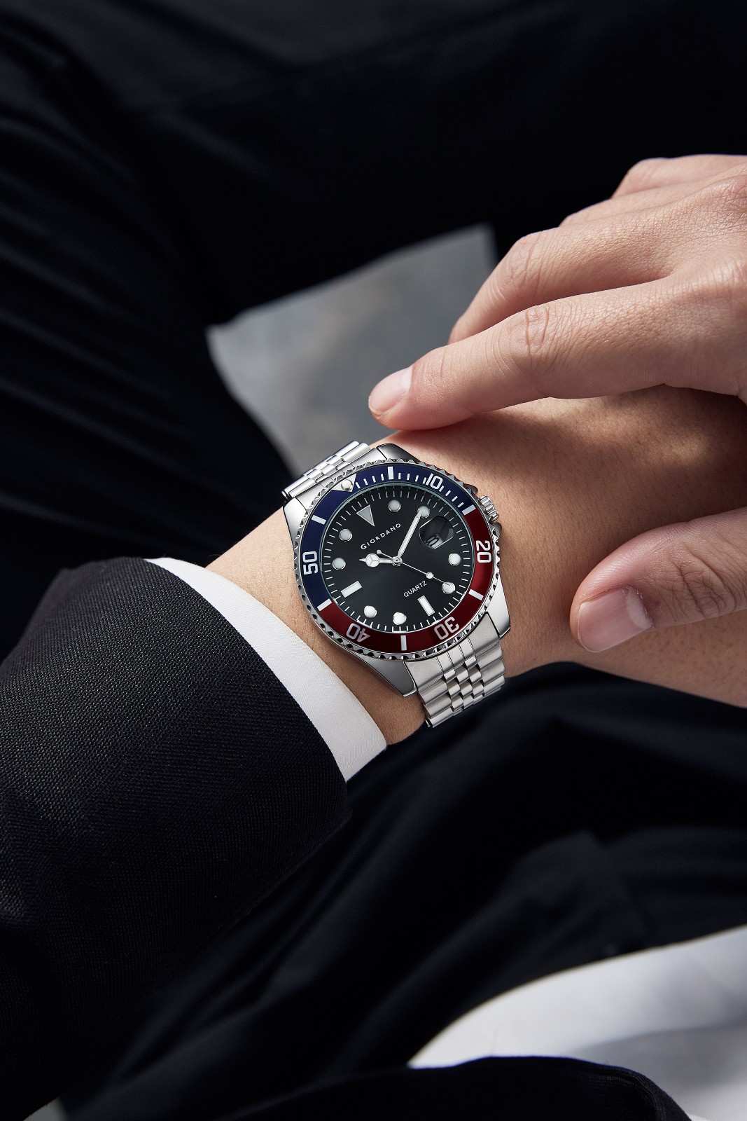 Giordano Analog Quartz Watch for Men – Round Dial with Rotating Bezel, Luminous Hour Markers, Stainless Steel Strap & Date Display GZ-50168-22