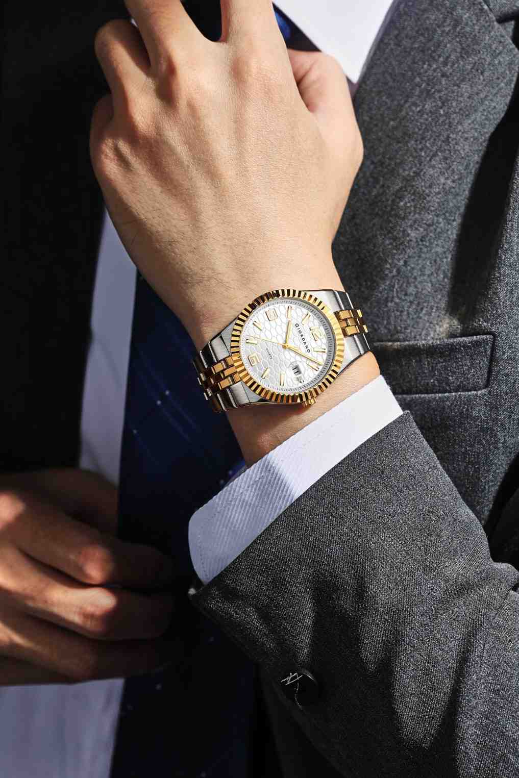 GIORDANO Analog Watch for Men with Honeycomb Dial, Fluted Bezel, Stainless Steel Strap, Date Window & Luminous Hour Markers - GZ-50172-22