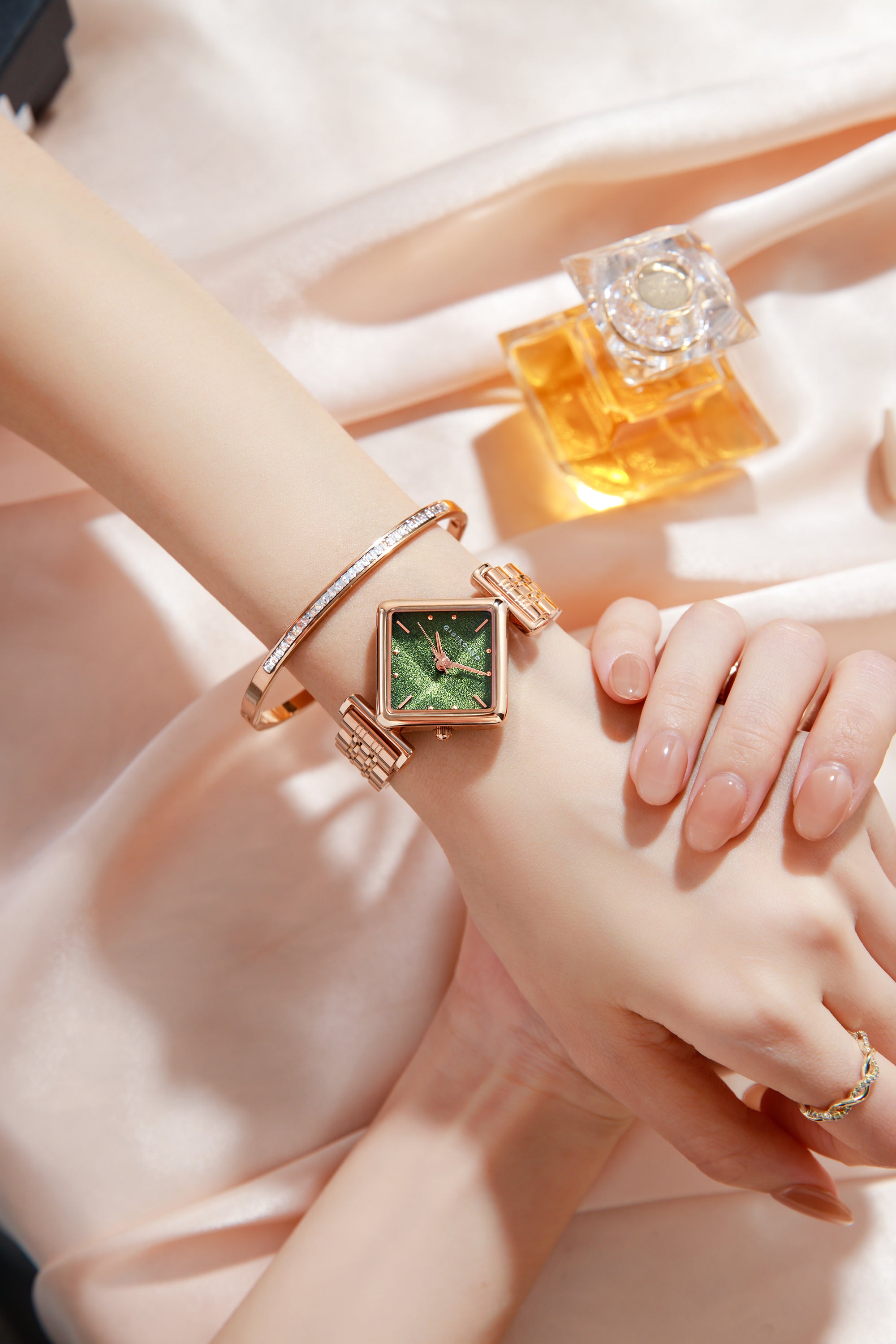 Giordano Rose Gold Analog Watch For Women with Bracelet Set – Diamond-Shaped Shimmer Dial, Crystal Detailing & Stainless Steel Strap – Elegant Gift Combo for Women | GZ-60106-22