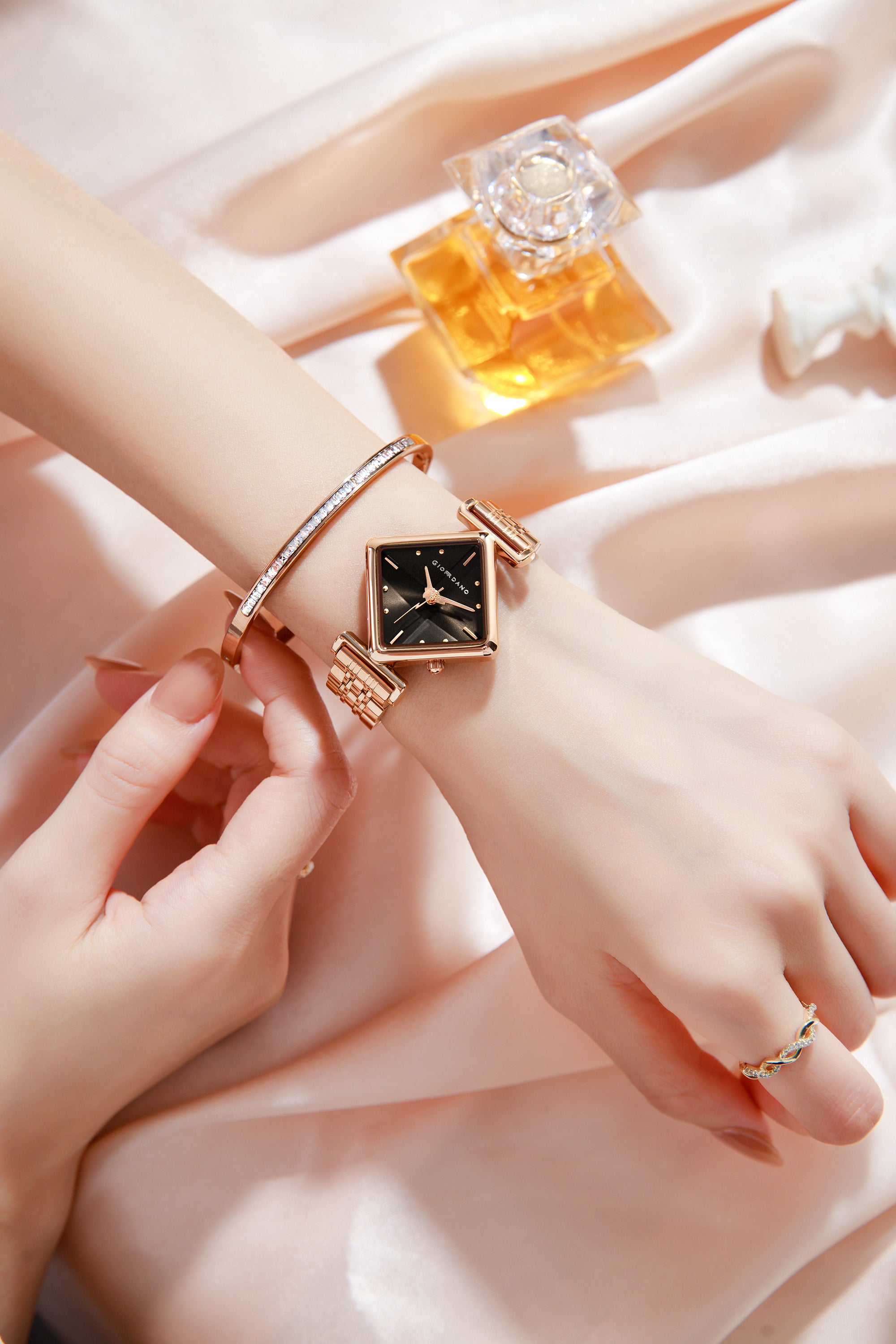 Giordano Rose Gold Analog Watch For Women with Bracelet Set – Diamond-Shaped Shimmer Dial, Crystal Detailing & Stainless Steel Strap – Elegant Gift Combo for Women | GZ-60106-44