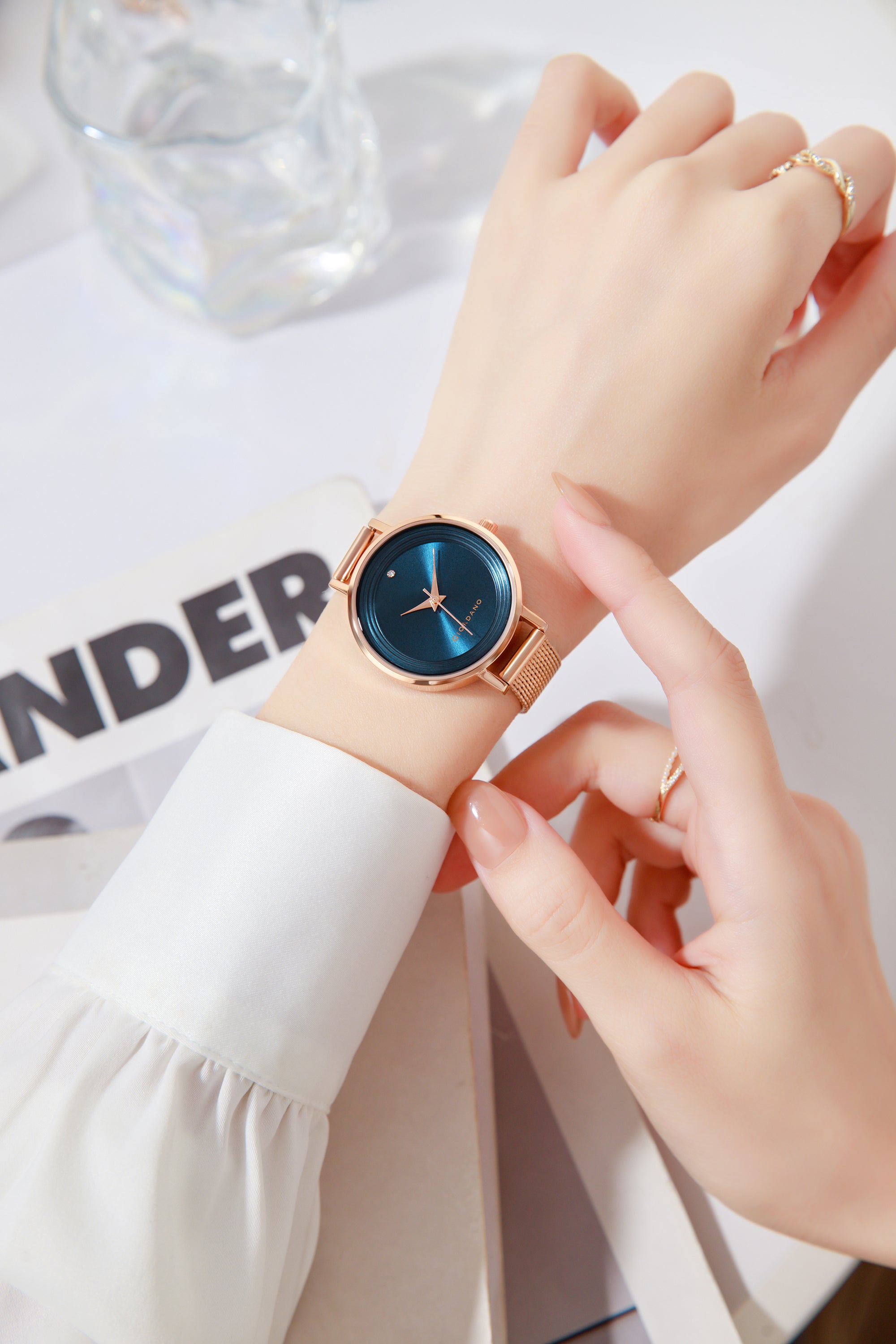 Giordano Fashionista Collection Stylish Analogue Watch for Women | Unique Design with Color Variant Mesh Metal strap | Ladies Wrist Watch to Compliment Your Look Ideal Gift for Women’s |Girls - GD4067-44