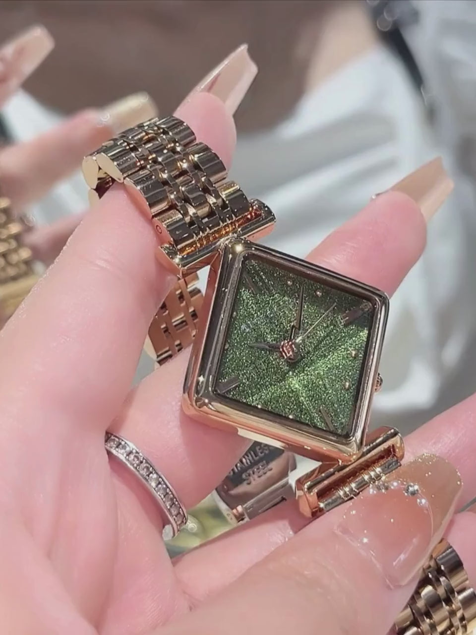 Giordano Rose Gold Analog Watch For Women with Bracelet Set – Diamond-Shaped Shimmer Dial, Crystal Detailing & Stainless Steel Strap – Elegant Gift Combo for Women | GZ-60106-22